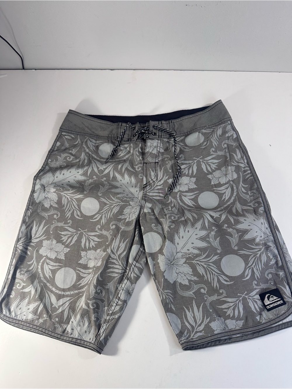 Quicksilver Gray Floral Board Shorts Size 32 Surf Swim Trunks Tropical Print